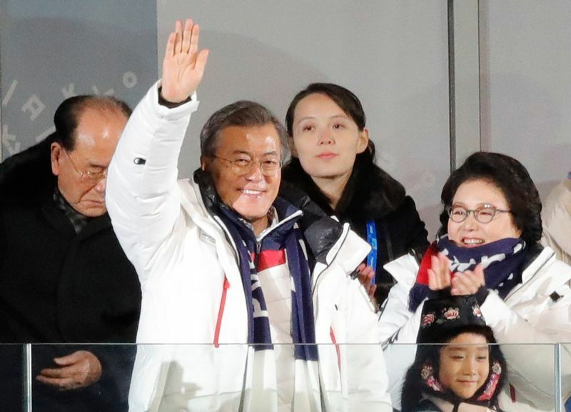 2018年2月9日の平昌冬季オリンピックの開会式に出席した韓国の文在寅大統領（中央左）と北朝鮮の金与正氏（中央右）