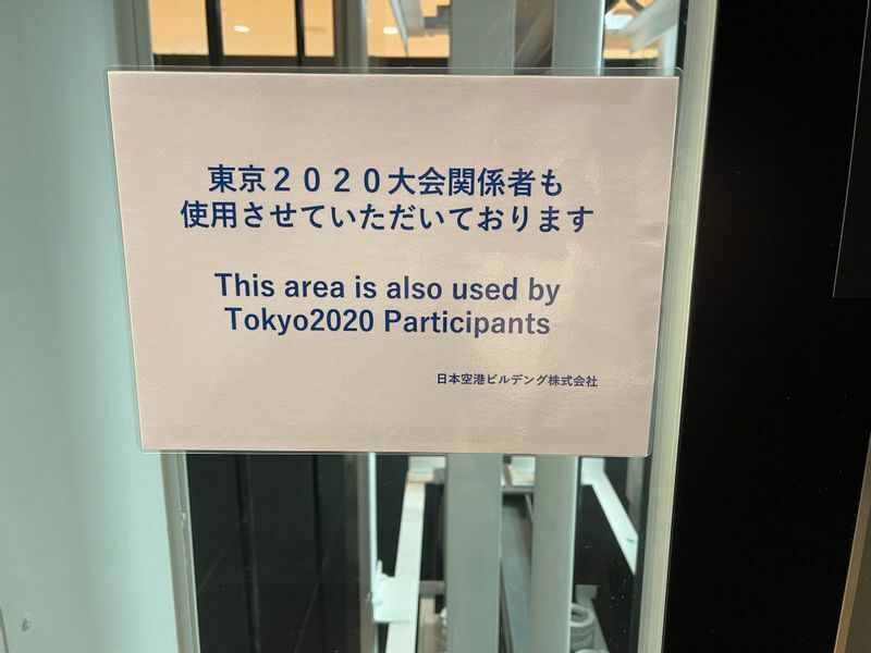 羽田空港第2ターミナルのエレベーターには「東京2020大会関係者も使用させていただいております」との表示もある（高橋浩祐撮影）