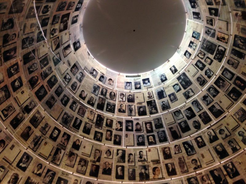 ホロコーストの犠牲者を偲ぶホロコースト記念館「ヤド・バシェム」の「名前の空間」（高橋浩祐撮影）