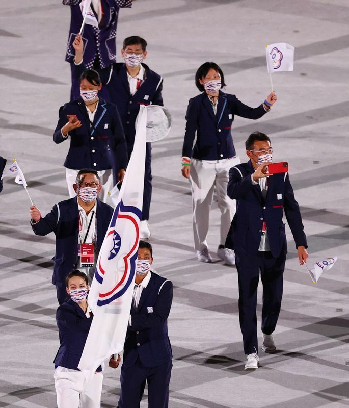 東京五輪開会式で中華オリンピック委員会旗を掲げながら入場行進する台湾選手団