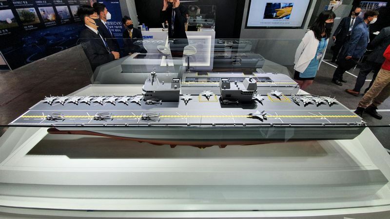 大宇造船海洋（DSME）が提案した韓国初となる軽空母のスケールモデル。艦橋が2つある一方、船首にはスキージャンプ甲板が設置されていない（金大榮氏提供）