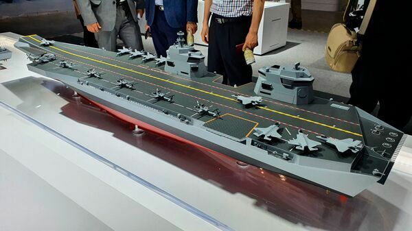 現代重工業（HHI）が提案した韓国初となる軽空母のスケールモデル。艦橋は2つあり、船首にスキージャンプ甲板が設置されている（金大榮氏提供）