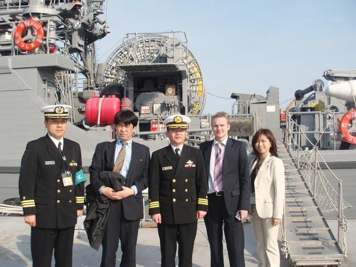 海上自衛隊横須賀基地を取材したティム・フィッシュ氏（右から2番目）と筆者（右から4番目）。2010年3月21日撮影。