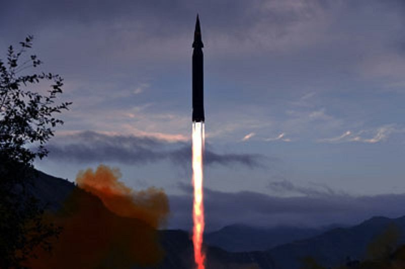 北朝鮮が2021年9月28日に発射実験した極超音速ミサイル「火星8」。オレンジ色で縦長のろうそく型の煙炎は液体燃料使用の特徴（労働新聞）