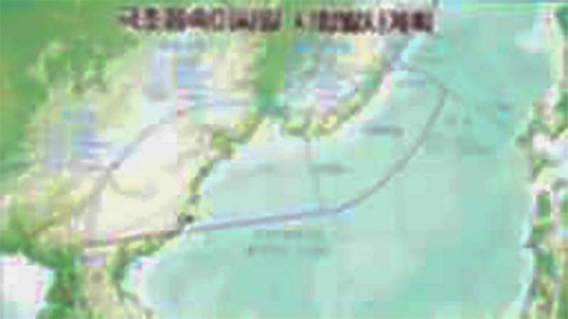 労働新聞が12日に掲載した写真では、北朝鮮内陸部から日本とロシアに挟まれた日本海の標的目標へと飛翔したミサイルの垂直方向と水平方向の軌道2本が上下にスクリーン画面に写っている(NK News提供)