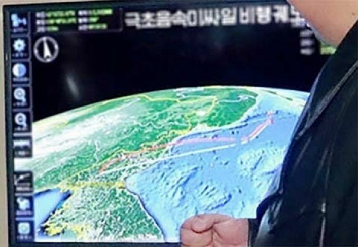 労働新聞が12日に掲載した写真では、北朝鮮内陸部から日本とロシアに挟まれた日本海の標的目標へと飛翔したミサイルの垂直方向と水平方向の軌道2本が上下にスクリーン画面に写っている(NK News提供)