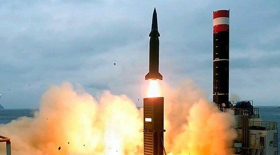 韓国軍が実戦配備した射程距離800キロメートル、最高速度マッハ9の玄武2C弾道ミサイル。韓国は北朝鮮の主張通りなら玄武2シリーズもすべて極超音速ミサイルになるが、そうは呼ばないと説明した（韓国国防部）