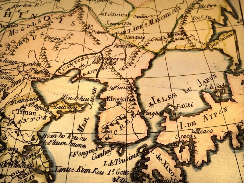 アンティーク風の世界地図で描かれる朝鮮半島周辺