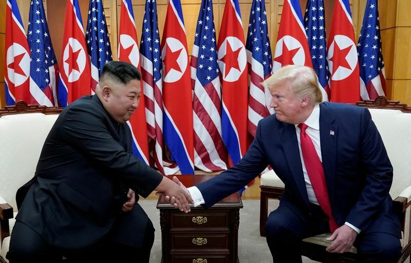 2019年6月30日、板門店で会談する北朝鮮の金正恩国務委員長とトランプ前米大統領