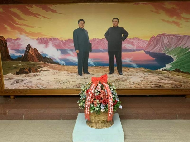朝鮮総連本部内にある金日成（右）と金正日（左）両氏の絵（2019年、高橋浩祐撮影）