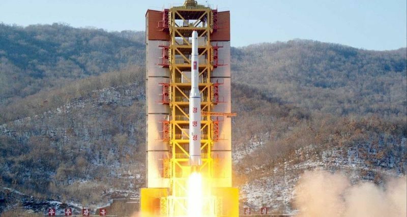 北朝鮮は2016年2月に地球観測衛星のロケット打ち上げと称して「ソヘ衛星発射場」から「テポドン2号」の改良型とみられる事実上の長距離弾道ミサイルを発射した（KCNA）