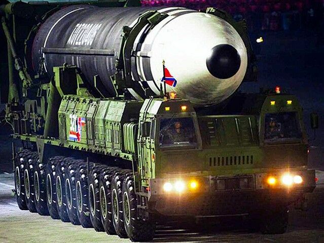 北朝鮮が3月24日に発射したと推定される新型ICBM「火星17」。2020年10月10日の平壌での軍事パレードで初めて公開された（労働新聞）