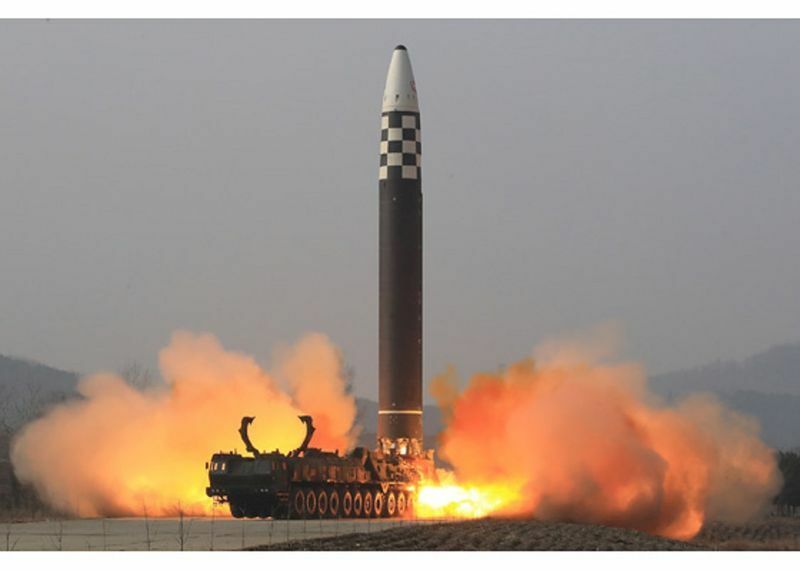 北朝鮮が3月24日に発射した新型ICBM「火星17」。オレンジ色の炎は液体燃料使用の特徴（労働新聞）