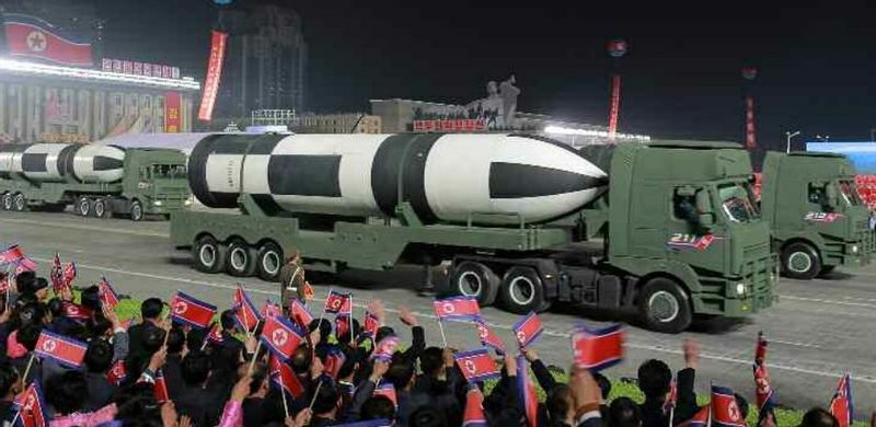 4月25日の北朝鮮の軍事パレードに登場した新型SLBMとみられる弾道ミサイル（労働新聞）