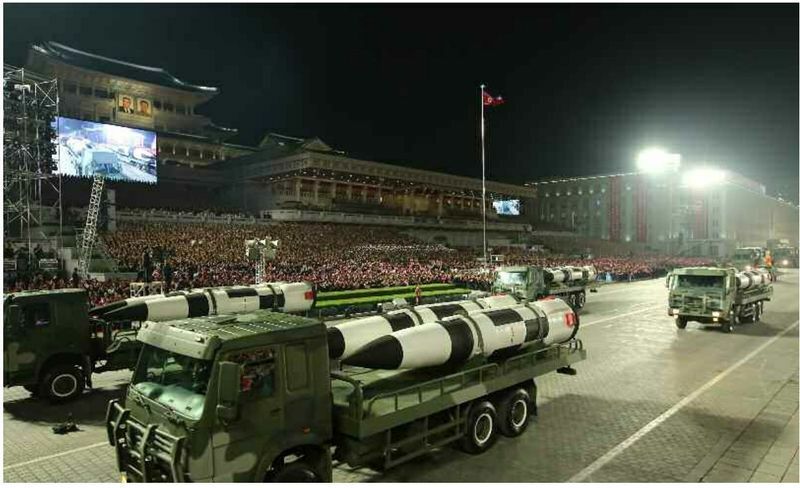 4月25日の北朝鮮の軍事パレードに登場した小型SLBM。2021年10月19日に潜水艦から発射された新型SLBMとみられる（労働新聞）