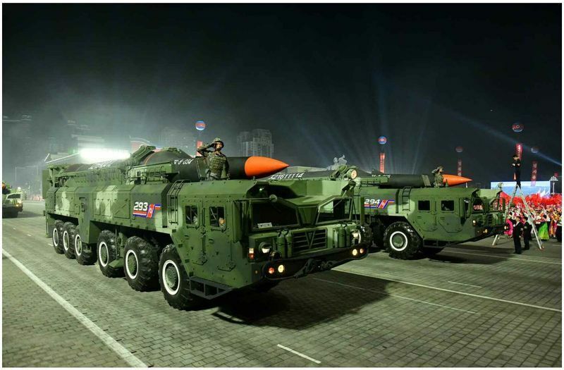 4月25日の北朝鮮の軍事パレードに登場した機動式再突入体（MaRV）搭載の弾道ミサイル火星8（労働新聞）
