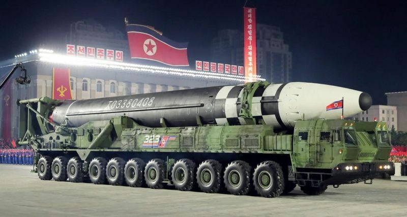 北朝鮮最大の新型ICBM「火星17」は11軸22輪の過去最大の超大型移動式発射台（TEL）に載せられて、2010年10月の軍事パレードで初めて登場した（労働新聞）