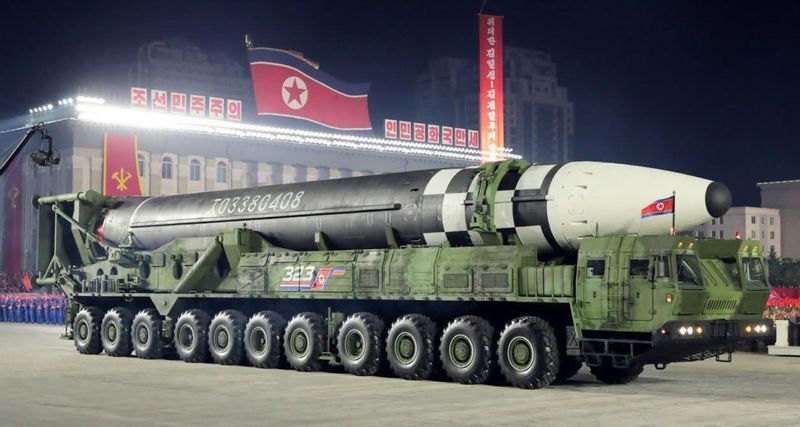 北朝鮮最大の新型ICBM「火星17」は11軸22輪の過去最大の超大型移動式発射台(TEL)に載せられて、2010年10月の軍事パレードで初めて登場した(労働新聞)