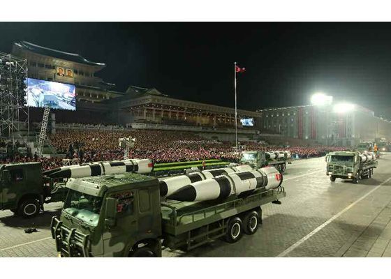 4月25日の北朝鮮の軍事パレードに登場した小型SLBM。5月7日に潜水艦から発射された短距離のSLBMとみられる(労働新聞)