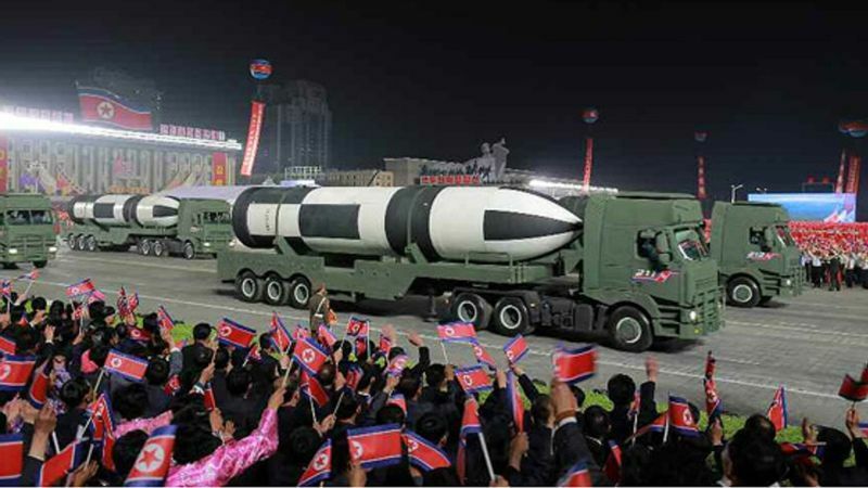 25日の北朝鮮の軍事パレードに登場した大型化した新型SLBMとみられるミサイル（労働新聞）