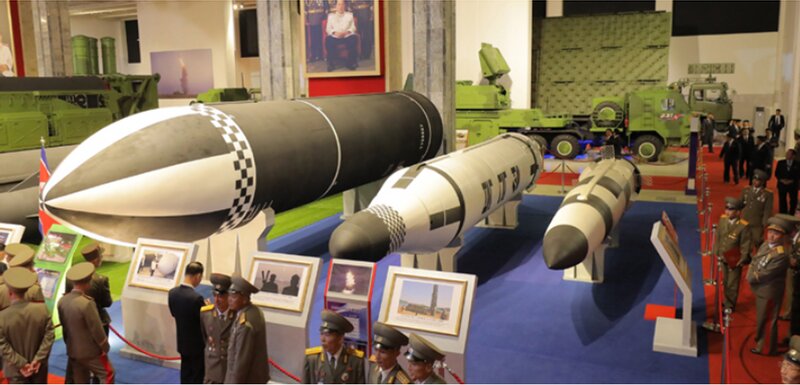 2021年10月の国防発展展覧会「自衛―2021」で、「北極星5」（左）と「北極星1」（中央）とともに展示された小型の新型SLBM（右）（労働新聞）