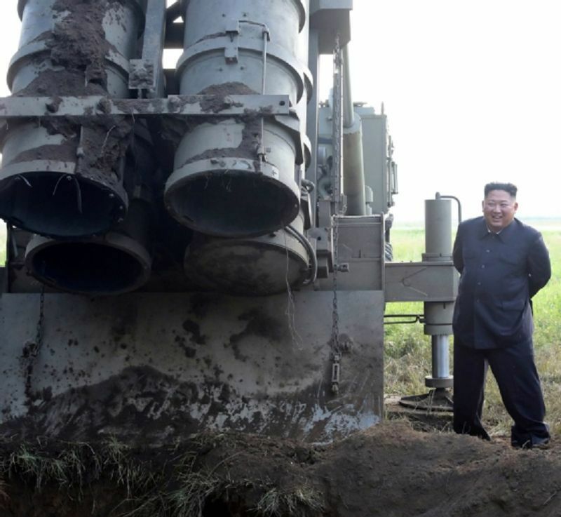 2019年9月10日、口径600ミリの多連装ロケット砲である「超大型放射砲」の発射管のそばに立つ金正恩（キム・ジョンウン）朝鮮労働党総書記（国務委員長）（KCNA）