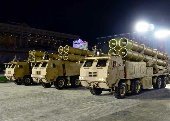 2020年10月10日の軍事パレードで登場した4連装の「超大型放射砲」（KCNA）