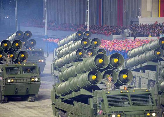 2020年10月10日の軍事パレードで初登場した5連装の「超大型放射砲」（KCNA）