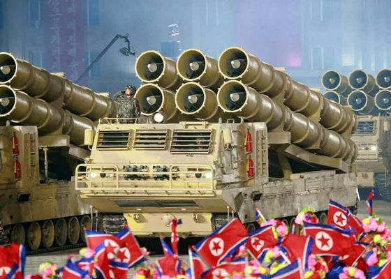 2020年10月10日の軍事パレードで登場した6連装の「超大型放射砲」（KCNA）