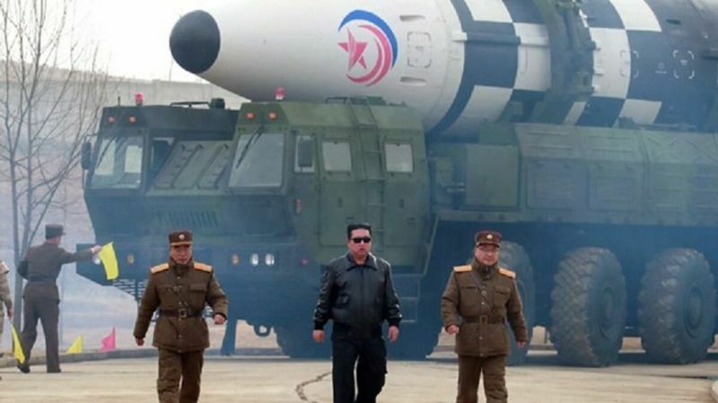 北朝鮮最大のICBM「火星17」の前を歩く金正恩氏ら（3月25日付の労働新聞）