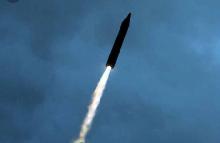 北朝鮮が4日に日本列島を越える形で発射した新型中距離弾道ミサイル。バーニアエンジン（小型補助エンジン）が見えない（労働新聞）