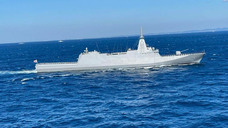 国際観艦式2022で受閲艦艇部隊の1隻として航行する海上自衛隊の新型護衛艦「もがみ」（高橋浩祐撮影）