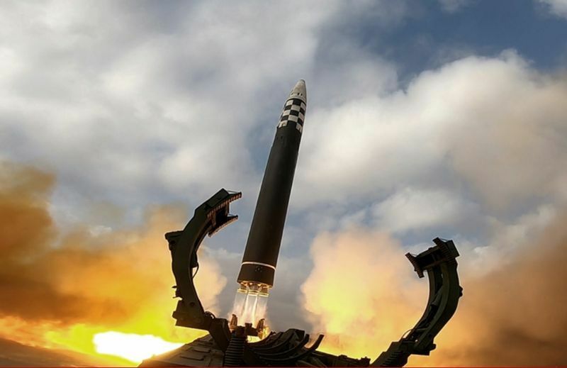 北朝鮮が11月18日に発射した新型ICBM「火星17」。エンジンノズル（火炎噴射口）が4つ見える。一方、旧型のICBM「火星15」のエンジンノズルは2つだ（労働新聞）