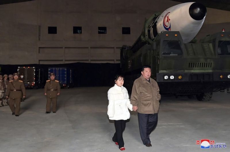 新型ICBM「火星17」の発射実験に立ち会う金正恩氏と娘。2人は手を繋いでいる（KCNA）