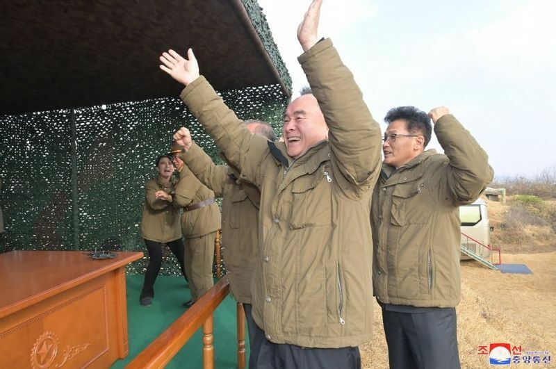 金正恩（キム・ジョンウン）総書記の実妹の金与正（キム・ヨジョン）朝鮮労働党副部長が火星17の試射成功に大喜びする姿も写真に収まっている。写真左奥（KCNA）