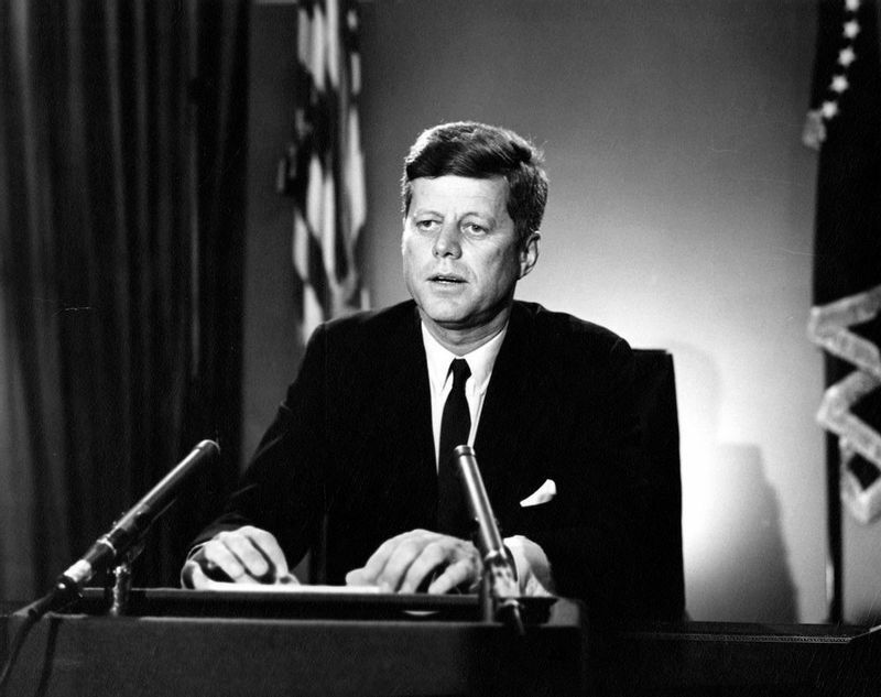 核戦争の瀬戸際まで行ったキューバ危機の翌1963年に成立した部分的核実験禁止条約についてラジオ・テレビ演説をするケネディ大統領（パブリックドメイン）