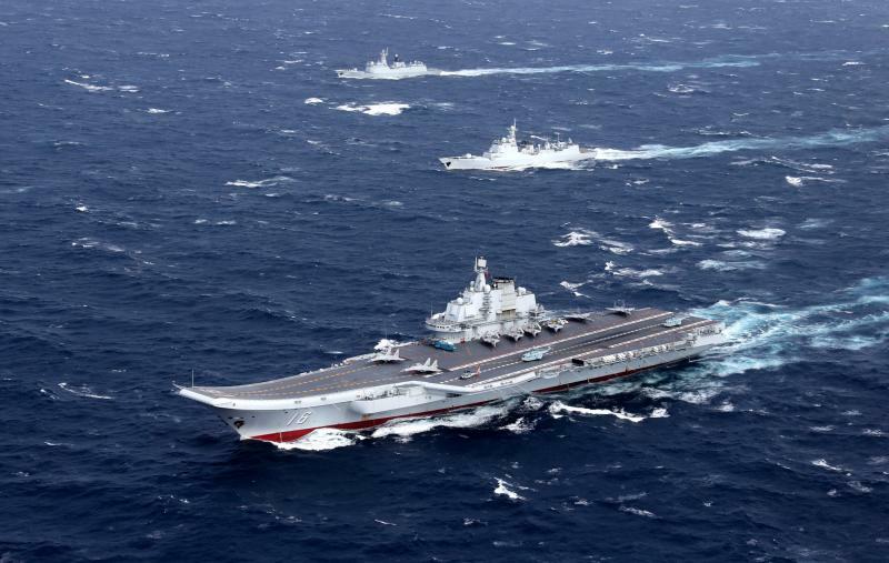 2016年12月に南シナ海で初の発着艦訓練を実施した中国空母「遼寧」。もともとは旧ソ連海軍のクズネツォフ級空母だ