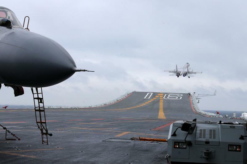 2017年1月、南シナ海でJ-15戦闘機の発着艦訓練を実施する中国海軍1隻目の空母「遼寧」。スキージャンプ台が設置されている