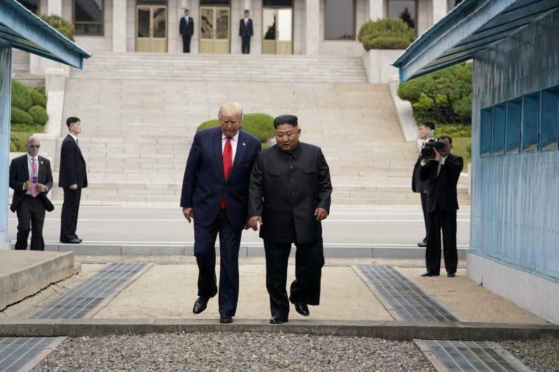 2019年6月30日、トランプ米大統領は現職大統領として初めて、板門店の軍事境界線を越えて北朝鮮側に入った。これに続き、北朝鮮の金正恩国務委員長もトランプ氏と並んで境界線を越え、韓国側に入った。