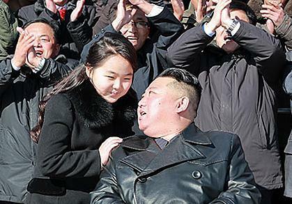 2022年11月18日に大陸間弾道ミサイル（ICBM）「火星砲17」発射の功労者と記念写真を撮った金正恩氏と娘のジュエ氏。北朝鮮は11月18日を「ミサイル工業節」に制定した（写真：労働新聞）