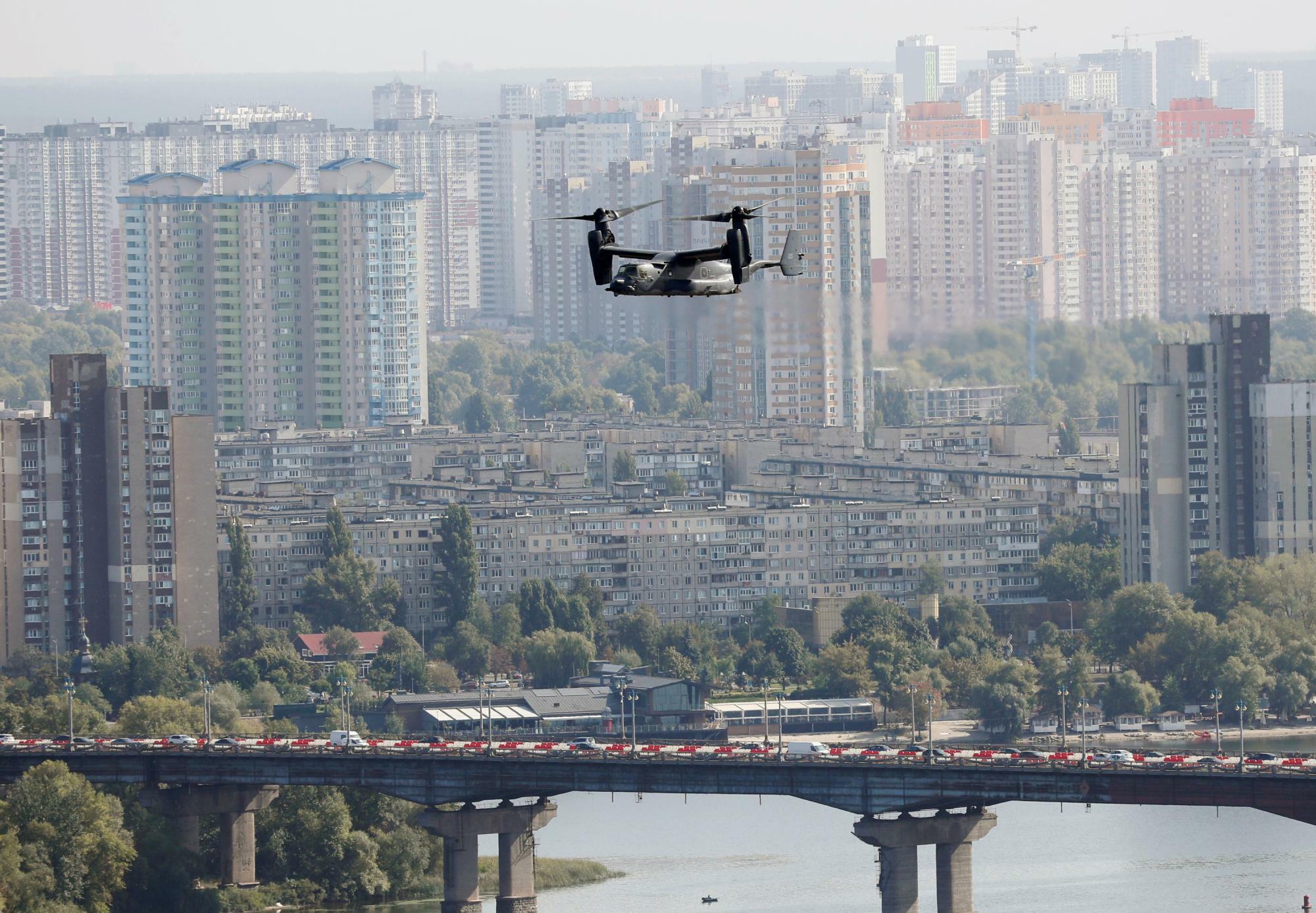 2020年9月23日、ウクライナの首都キエフの上空を飛行するCV22オスプレイ