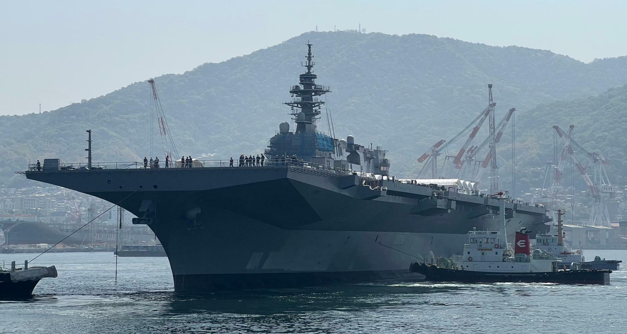 艦首が矩形に改修され、約1年ぶりに出渠した護衛艦かが（2023年4月20日に秋山健さん撮影、提供）