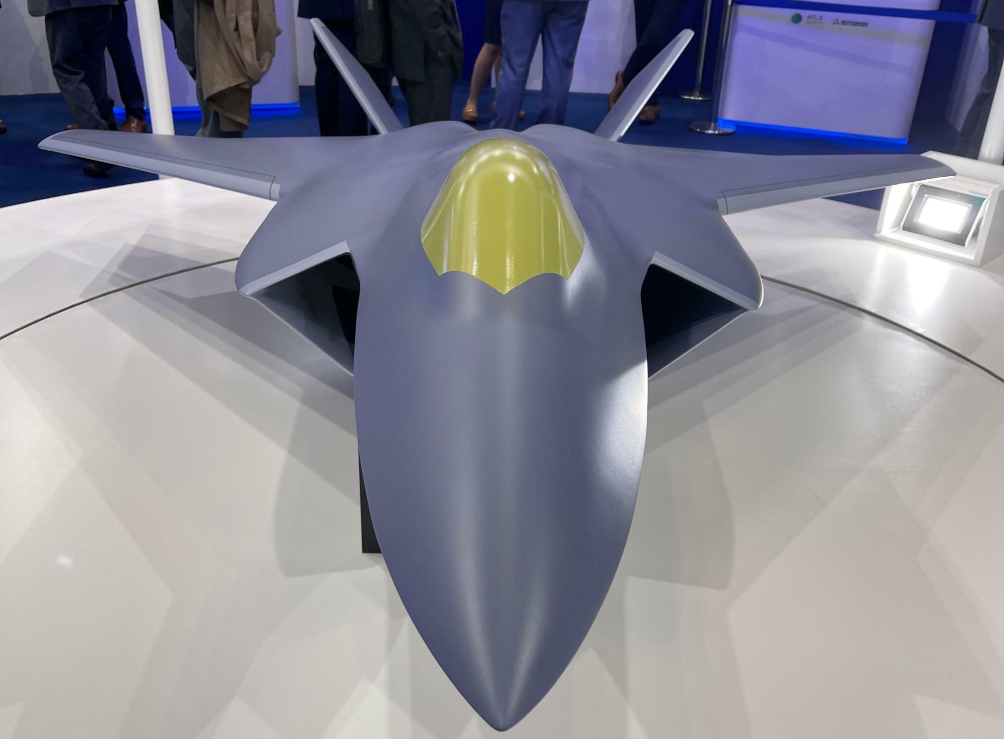正面から見た日英伊共同開発の次期戦闘機の模型（2023年3月の開催「DSEI JAPAN」で筆者撮影）