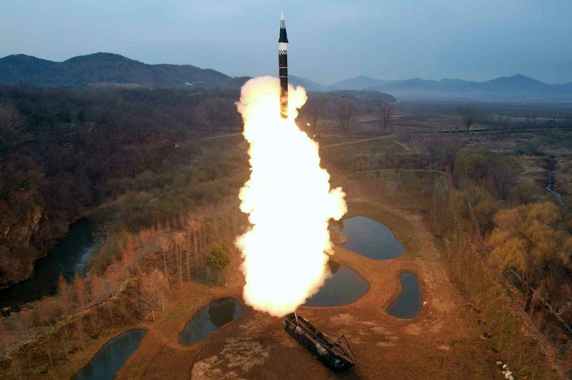ミサイルは平壌東部で一般的に使用されている発射台から発射された模様（労働新聞）