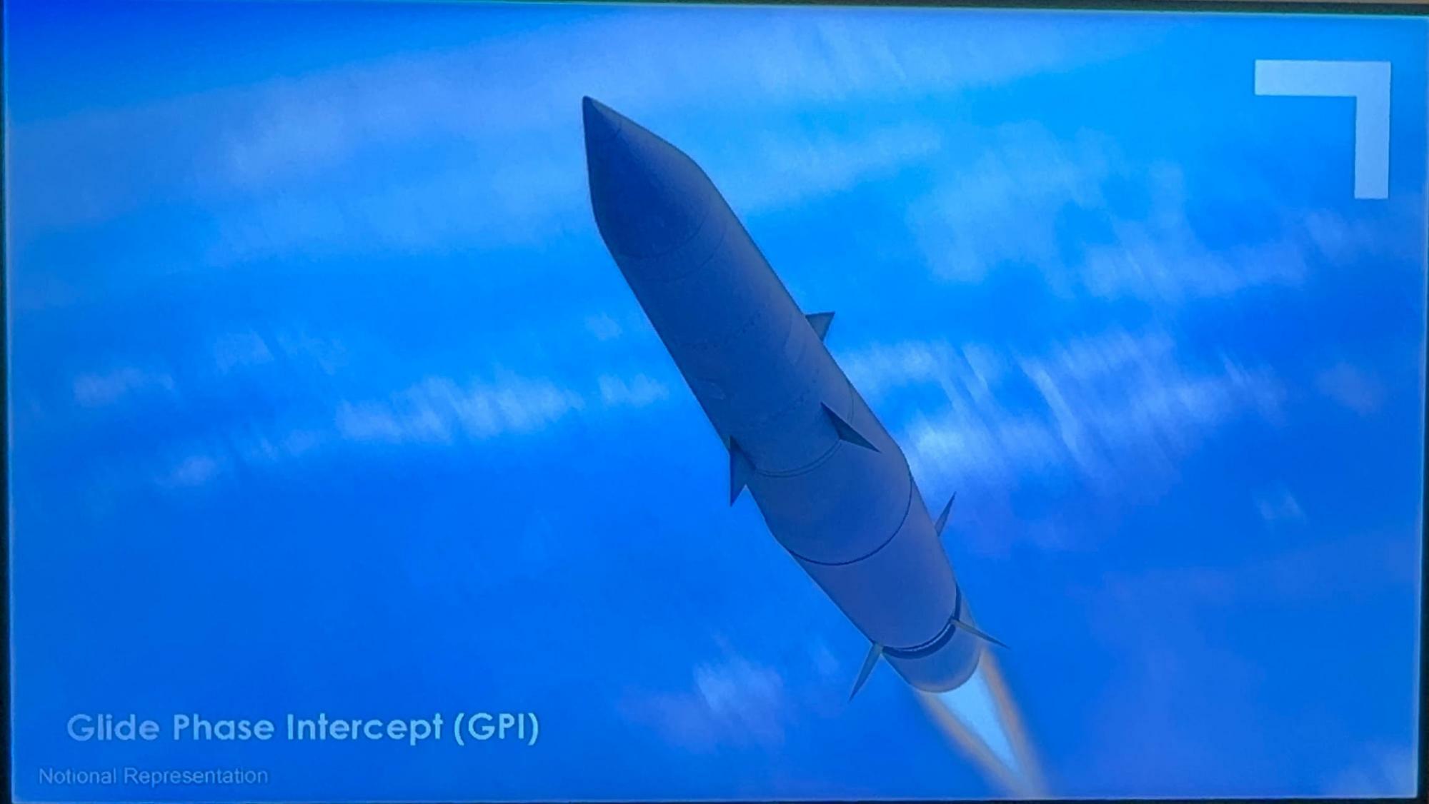 5月23日の「技術協力シンポジウム」でノースロップ・グラマンが初期段階の概念図として発表した「滑空段階迎撃用誘導弾」（GPI）（筆者撮影）