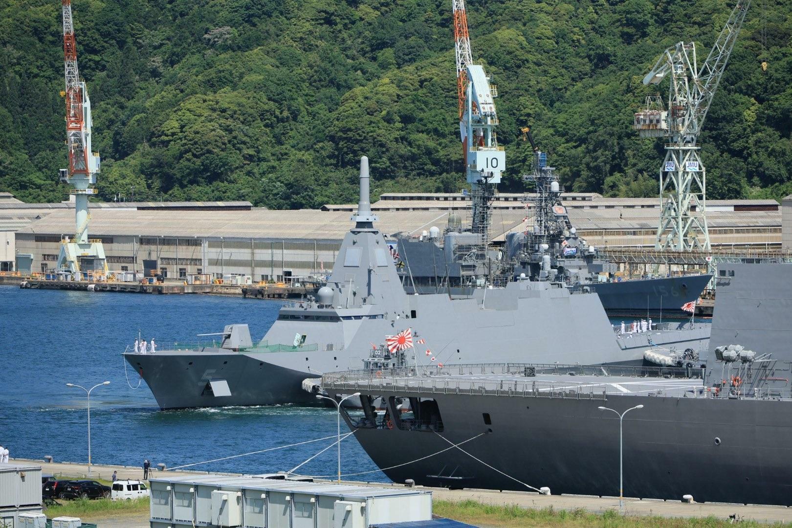 5月21日の就役後、初めて海自舞鶴基地に入港するもがみ型護衛艦（FFM）5番艦「やはぎ」（自衛隊協力会 はぎの会撮影、提供）