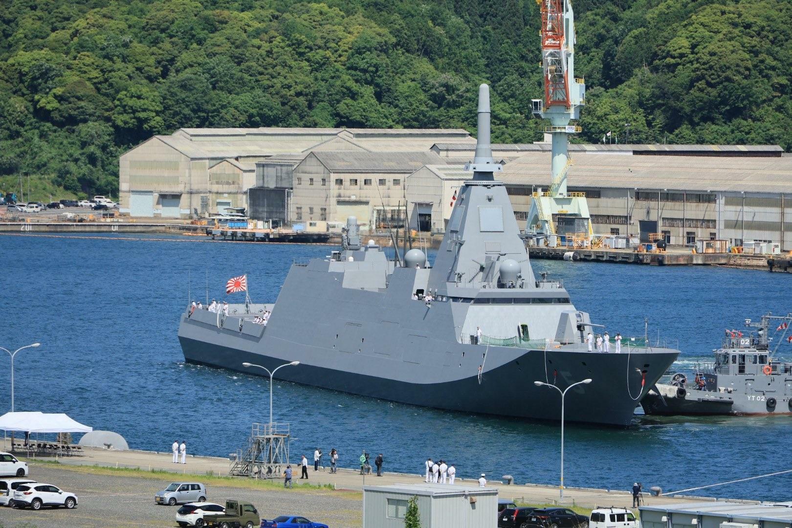 5月21日の就役後、初めて海自舞鶴基地に入港するもがみ型護衛艦（FFM）5番艦「やはぎ」（自衛隊協力会 はぎの会撮影、提供）