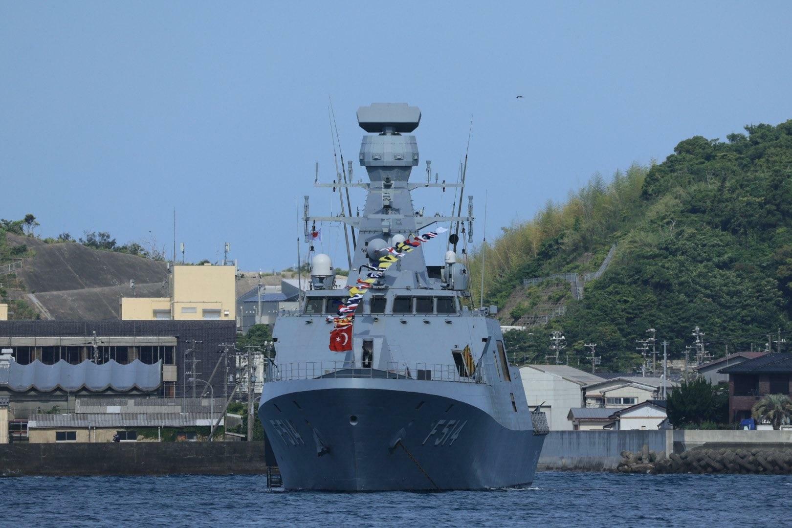 2024年6月8日朝に和歌山県の串本港に入港するトルコ海軍アダ級コルベット「クナルアダ」（自衛隊協力会 はぎの会撮影、提供）