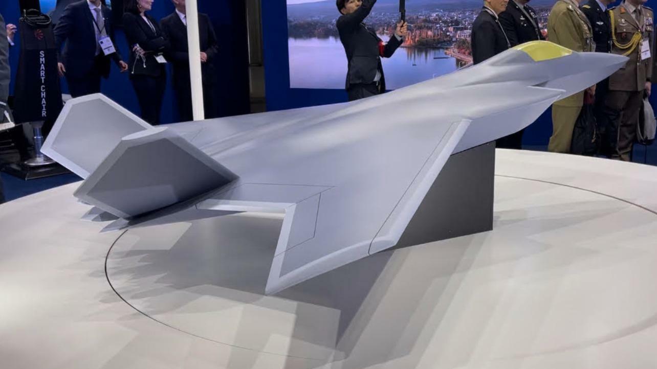 2023年3月の「DSEI JAPAN」で初公開された以前のバージョンの次期戦闘機模型（筆者撮影）