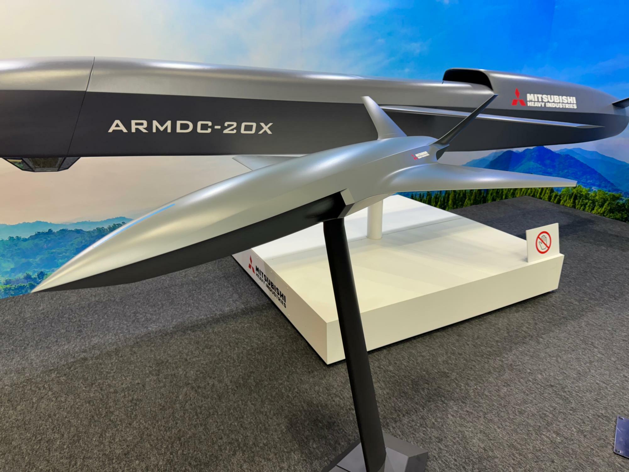 三菱重工業が2024国際航空宇宙展で初公開した戦闘型の戦闘支援無人機の10分の1サイズの模型。現在はコンセプト段階になっている（筆者撮影）